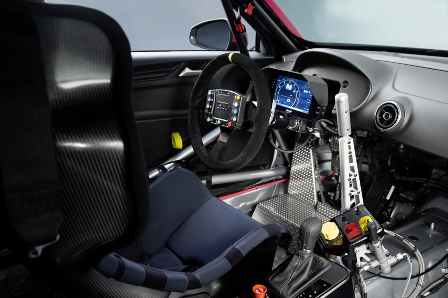 Интерьер Audi RS3 LMS (8V) 2016 года  (фото 11 из 40)